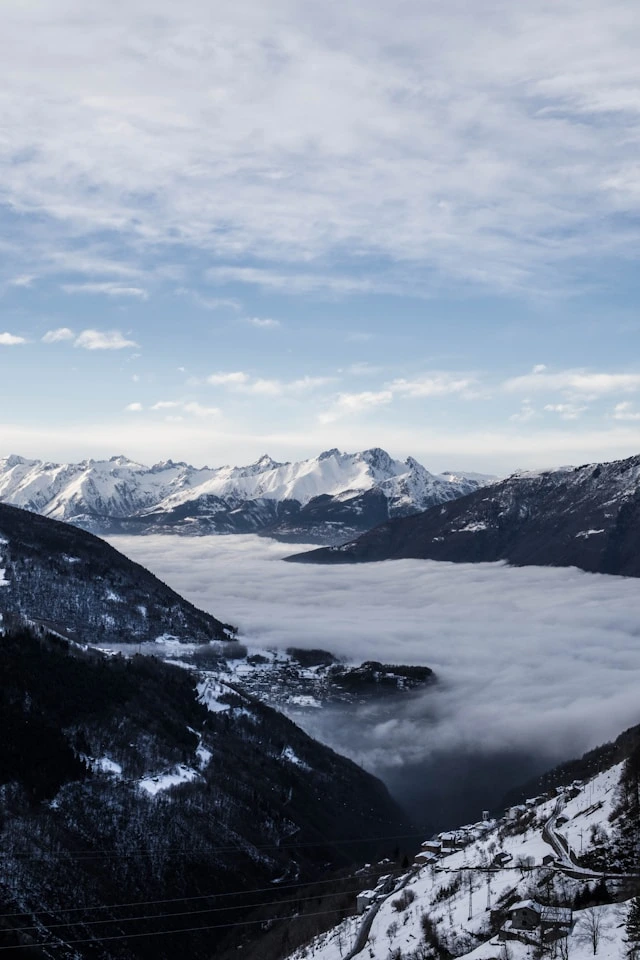 Paysage montrant des montagnes enneigées